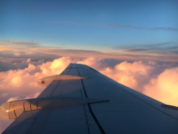 Blick aus Flugzeug bei Sonnenuntergang